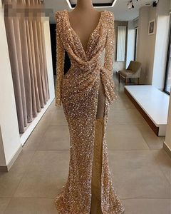 Sparkly Gold Sequins Evening Dresses 2021 Långärmade Sexiga High Slit Deep V-Neck Mermaid Ros Ruched Dubai Kvinnor Formella klänningar