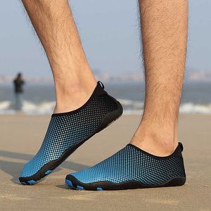 Donne Nuove Scarpe Aqua Abbigliamento da spiaggia Calzature da piscina Calzature a piedi nudi Uomo Donna Scarpe da ginnastica da acqua da pesca Scarpe da acqua antiscivolo da passeggio Y0714