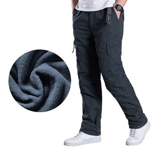 Marka Plus Size Mężczyźni Spodnie Cargo Zimowe Grube Ciepłe Spodnie Pełna Długość Multi Pocket Casual Wojskowy Baggy Tactical Spodnie X0615