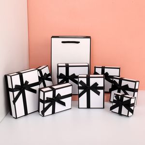 Vit och svart presentförpackning med spetsar Bowknot Display Retail Packaging Box för Mode Smycken Halsband Armband Örhängen Keychain Pendant Rin