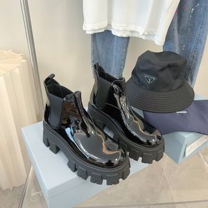 Monolith-Knöchel-Chelsea-Stiefel aus Lackleder mit Plateau, Keilabsatz, Slip-On, runde Zehenpartie, Blockabsatz, flache Stiefeletten, halb klobiger Stiefel, Luxusdesigner für Damenfabrikschuhe