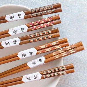 Hushållens massivt trä ätpinnar med färgremsor Japanska järnträvapenten Chopsticks porslin