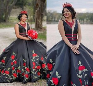 2022 Vintage Rose fiori ricamati abiti Quinceanera scollo a V abito da ballo in raso dolce 16 abito 15 ragazze Prom lungo treno