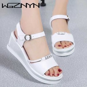 2021 Scarpe estive Donna Sandali con plateau Donna In morbida pelle Casual Open Toe Gladiatore Wees Trifle Mujer Scarpe da donna Appartamenti X0526