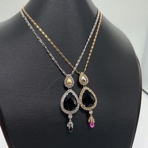 Designer guld halsband diamanter klassiska halsband kvinnor mens designers smycken svart pärla pendant kedja damer casual accessoarer 2202152d