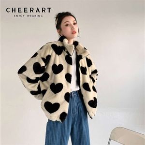 Cheerart Beige Faux Fur Coat Women Heart Print Sherpa Kawaii Fleece Jacka Söt Vinter Ytterkläder Koreanska Mode Kläder 210928