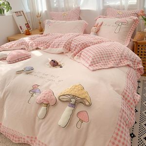 Conjuntos de cama princesa vento cogumelo leite veludo quatro pedaço conjunto inverno espessado coral crianças menina