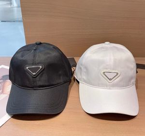 Tasarımcılar beyzbol şapkası Erkek ve kadın klasik siyah beyaz pamuk Top Kapaklar yüksek kaliteli eğlence güneşlik spor şapkalar kış açık sıcak tutmak tarzı çok güzel