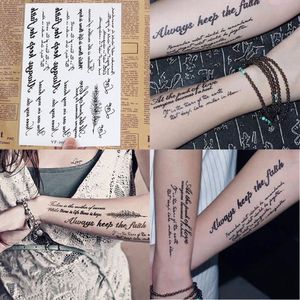 Tatuering klistermärken engelska ord vattentätt långvarig realistisk överföring tillfällig svart bokstäver fjäder kroppskonst för män kvinnor