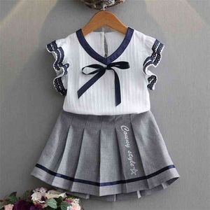 Sommarflickor kläder sätter koreansk spets kortärmad college t-shirt + pläterad kjol + båge slips 2pcs uniforms barn barn kläder 210625
