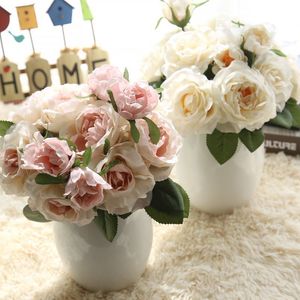 バラの花束の花嫁の造られた花の家の装飾が結婚のための偽物