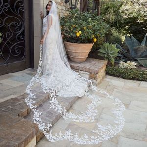 Único 3M acenou Catedral Veios de casamento Lace Appliqued borda macia tulle uma camada longa véu nupcial com pente