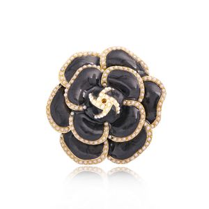 2021 Trend Pearl Enamel Camellia Broscher För Kvinnor Eleganta Blomster Pins Mode Smycken Coat Tillbehör Brosch