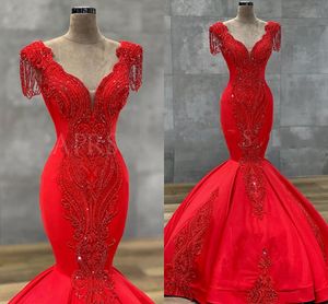 Plus Size Abiti da sposa a sirena rossa 2022 Scollo a V Crystak Applique Arabo Dubai Donna Raso Vestido De Noiv Abiti da sposa formali