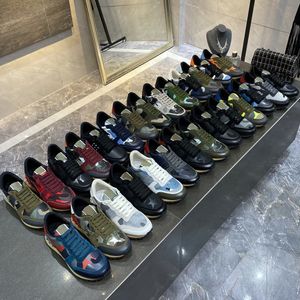 2022 Designer Sneakers Men Kvinnor Camouflage Rivet Casual Shoes Mesh Camo Suede Leather Trainers RockRunner Chaussures Studded Flats Sko