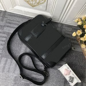 L LUXURYS DESIGNERS Messenger Bags För tunn konfiguration med bred mundesign lätt att ta och sätta handväskan