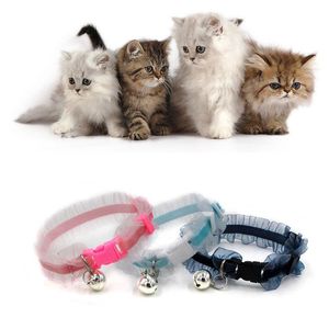 Hundeklingknopf großhandel-Katze Halsbänder Leads Drop Dog Welpen Pet Lace Ruffle Button Sockelkragen mit Glocke