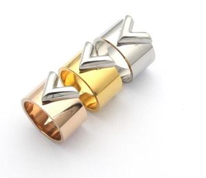 2022 NIEUWE Simple Design Topkwaliteit Extravagant Wide cm V Love Ring Goud Zilver Rose Titanium Staal Brief Ringen Mode Vrouwen Mannen Bruiloft Sieraden Party Gifts