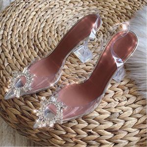 Pekade transparenta sandaler Kvinnors sommar Amina ord med tunna häl diamant sexiga Baotou höga klackar