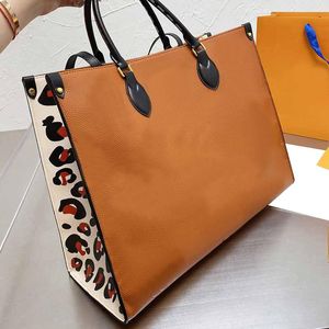 Super Large Shopping Bag Handbag Travelling Bags Brown Letter Printing Plain Oen Interior Zipper Gold Hardware Grain Leather 526997