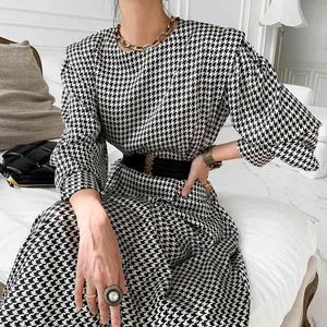 Korean elegant retro O neck stitching lantern sleeve Dress for women black and white houndstooth long dresswith belt women 210514