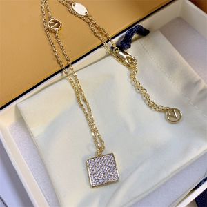 Square Diamond Simple Pendant Halsband med låda Klassisk Brev Lyxig Smycken Elegant Party Bröllop Kristall Halsband