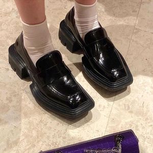 Klänning Skor Stor kvalitet Märke Design Patent Läder Chunky Heel Platform Gothic Cool Black Comfy Walking Women Loafers Skodon
