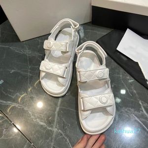 2021 Designer Womens Flat Sandals Crystal Calfskin Open Toe Pearl Buckle Plataformas Casual Soled Soled Sapatos Sandália