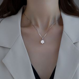 925 Sterling Silver Halsband Kvinnor Högkvalitativ Kristallliknande Non-Mainstream Clavicle Chain Mother Pendant Födelsedag