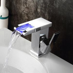 バスルームのシンクの蛇口の洗面器3色LED蛇口の滝が変わった水の動力付きタップミキサー