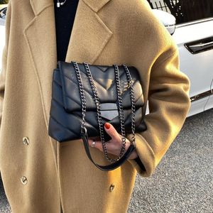 Berömda lyxkvinnor märke handväska kvinnlig axel crossbody kedja söt läder svart stilig liten torg mobiltelefon väska cross body purse