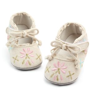 Vår sommar baby flicka småbarnskor nyfödda broderier blomma prinsessor skor pu icke-halk mjuk suled den första vandraren