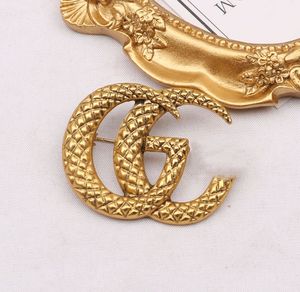 Luxury Brand Designer Letters Brooches Famous Letter Pins Tassel Pearl Brooch Rhinestone Suit Pin Jewelry Accessories