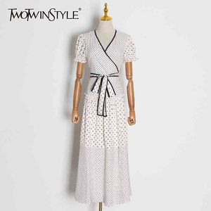 Twotwinstyle bolinhas lace up vestido para mulheres v pescoço de manga curta alta cintura elegante midi vestidos feminino moda verão 210517