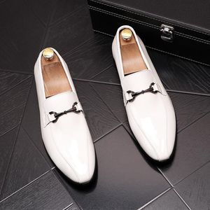 Новое поступление роскоши дизайн мужские платья скольжения на обувь заостренный носок мода белые кожаные плоские туфли высококачественные формальные свадьбы базовые мокасины