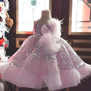 2021 Rosa Sparkly Flower Girl Dresses Ball Gown Feather Sequined Tulle Lilttle Barn Födelsedag Pageant Wedding Gowns ZJ003