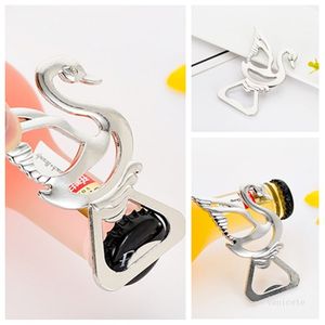 Partido Favor Personalizado Garrafa de Cerveja Opener Liga Animal Animal Swan Shapes Hollowing Abridores Fit casamento Lembranças T2I52297