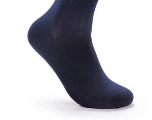 Meias de meias de tubo médio por atacado de sucesso masculino bordado sólido cor de cor sólida