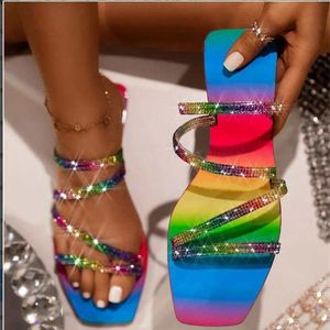 2020 Yaz Kadın Sandalet Pırlanta Sandalet Gökkuşağı Kristal Parlak Slip-On Kesim Bayanlar Düz Sandalet Açık Tatil Slaytları X0523