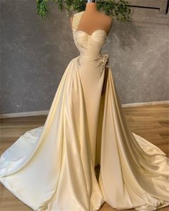 Pärlor glamorösa sjöjungfru bröllopsklänningar en axel sida split brudklänning skräddarsydda ruffles golvlängd robes de mariée