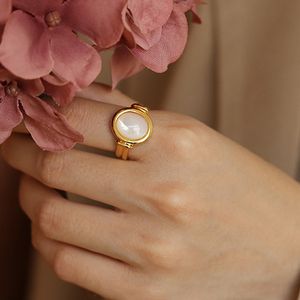 Natural Shell French Style Light Luksusowy Temperament Design Okrągły Retro Ring Ring Jewelry 2021 Rok Trend Mody Spring