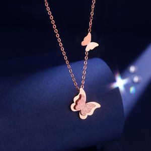 Collana a doppia farfalla smerigliata con clavicola da donna in oro rosa con catena in acciaio al titanio