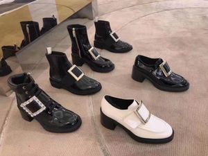 2021 الربيع والخريف جديد السيدات أزياء أحذية واحدة مصمم المعادن مشبك كعب مسطح المطاط الوحيد الأسود الأحذية الجلدية الصغيرة جولة تو أحذية