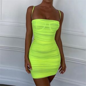 Neon Green без бретелек Bodycon мини-платье женщин летние плиссированные вечеринки es без спинки марлевые сетки ночной клуб короткие 210517