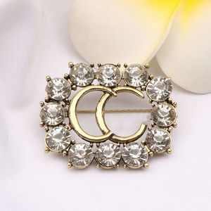 Famous Brand Vintage Retro Gold Luxury Design Pearl Brooch Women Letters Brooches Suit Pin Fashion Jewelry Clothing Decoration High Quality Accessories