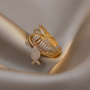 ファッションハイエンドの女性のリング2021人気の合金の素材inlaidジルコンの絶妙な高級ジュエリー最高の贈り物