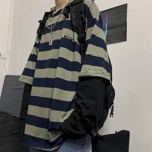 Jesień Koreański Oversized Tshirt Kobiety T Shirt Mężczyźni Luźne Harajuku BF Retro Paski Fałszywy Dwuczęściowy Długi Student Student Top 210819