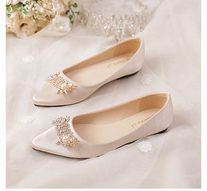 サテンの尖ったフラット女性の靴真珠の長方形バックルダイヤモンドセクシーな結婚式のブライダルブレードメイドプロム