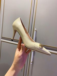 2021 Mode Designer Kvinnor Skor Högklackat Sandaler Scarpe Status Chaussures Womens Designers Hears Sandale med låda Storlek 35-39 -J047