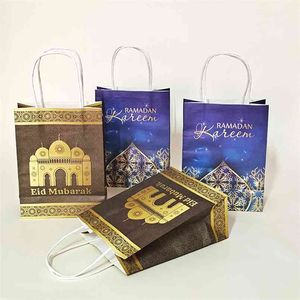 AVEBIEN 20x15x8cm Sacchetto regalo Ramadan Sacchetto di carta Kraft Musulmano Eid Mubarak Borse dorate 10/20 / 50 pezzi Confezione regalo commemorativa 210825